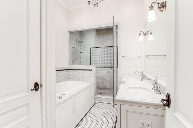 116 W Chestnut Street, Chicago, IL 60610