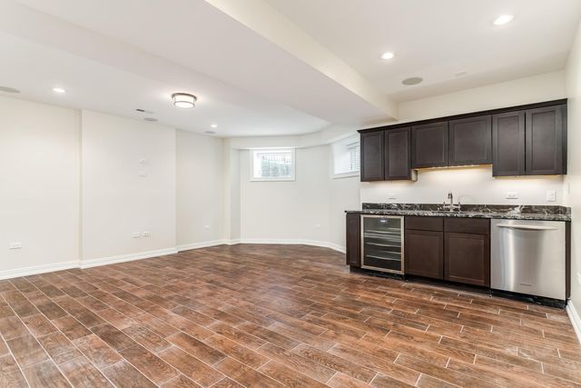 116 W Chestnut Street, Chicago, IL 60610