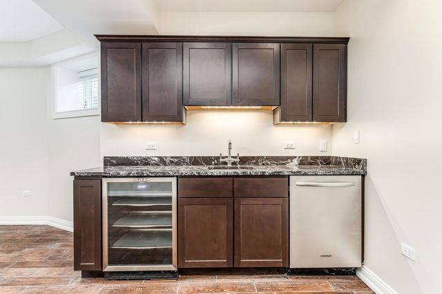 116 W Chestnut Street, Chicago, IL 60610