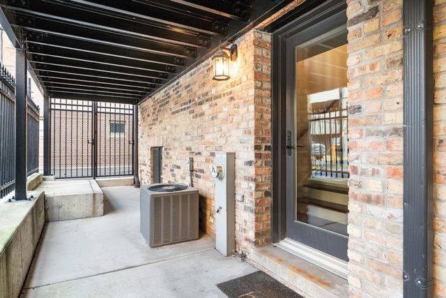 116 W Chestnut Street, Chicago, IL 60610