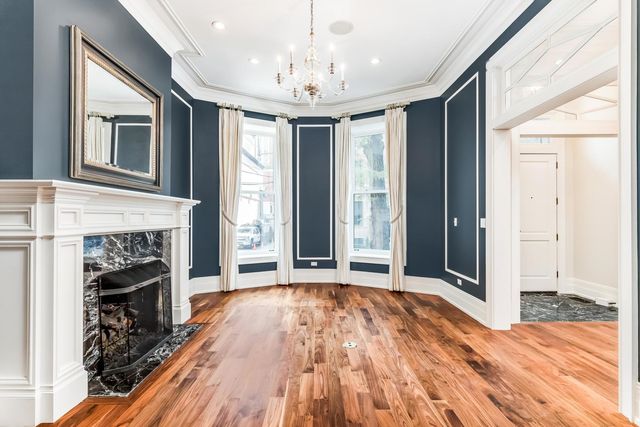 116 W Chestnut Street, Chicago, IL 60610