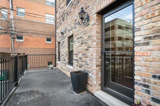 116 W Chestnut Street, Chicago, IL 60610