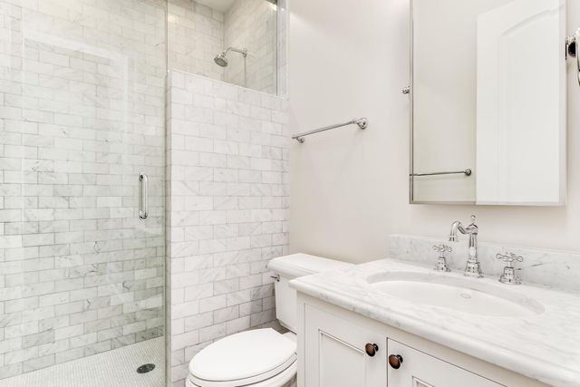 116 W Chestnut Street, Chicago, IL 60610