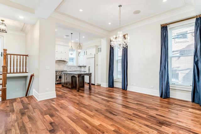 116 W Chestnut Street, Chicago, IL 60610