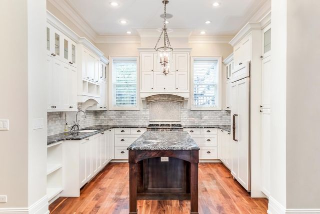 116 W Chestnut Street, Chicago, IL 60610