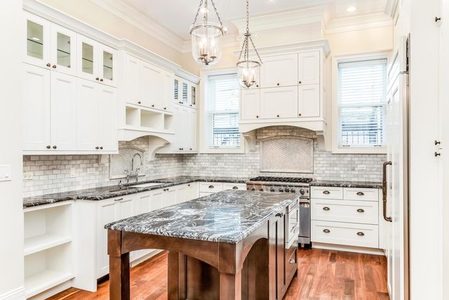 116 W Chestnut Street, Chicago, IL 60610