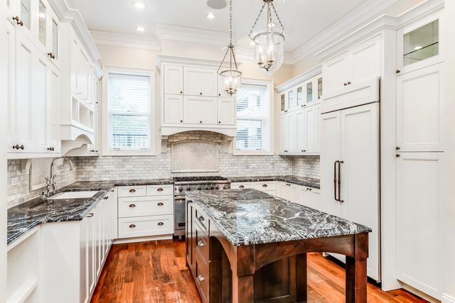 116 W Chestnut Street, Chicago, IL 60610