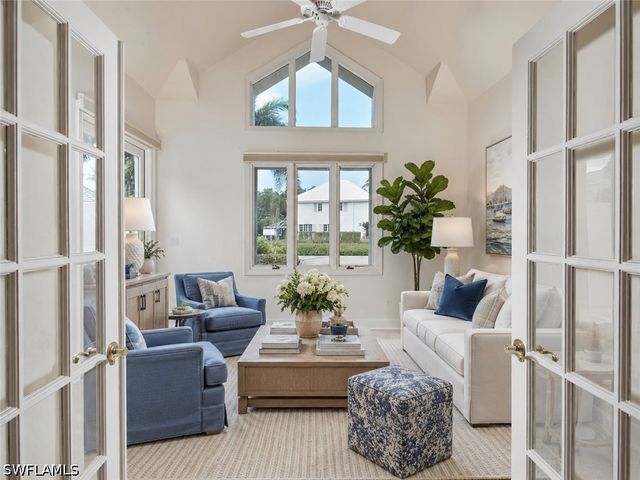 695 Ardmore LN, Naples, FL 34108