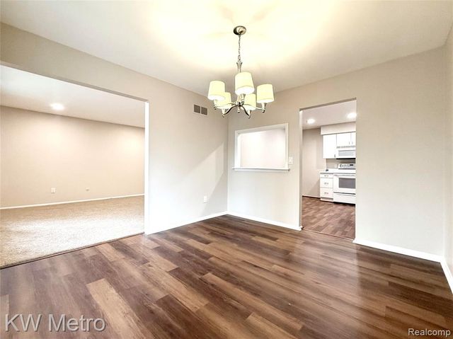 27654 E Echo Valley 132, Farmington, MI 48334