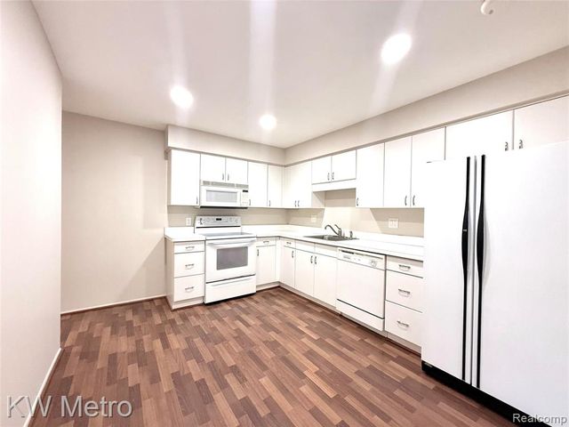 27654 E Echo Valley 132, Farmington, MI 48334