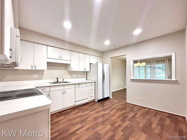 27654 E Echo Valley 132, Farmington, MI 48334