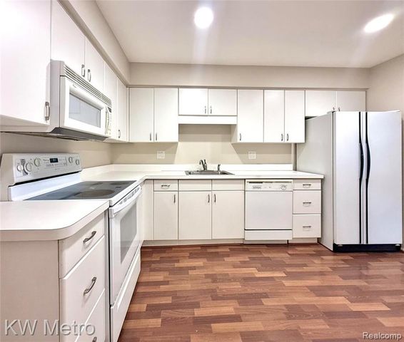 27654 E Echo Valley 132, Farmington, MI 48334