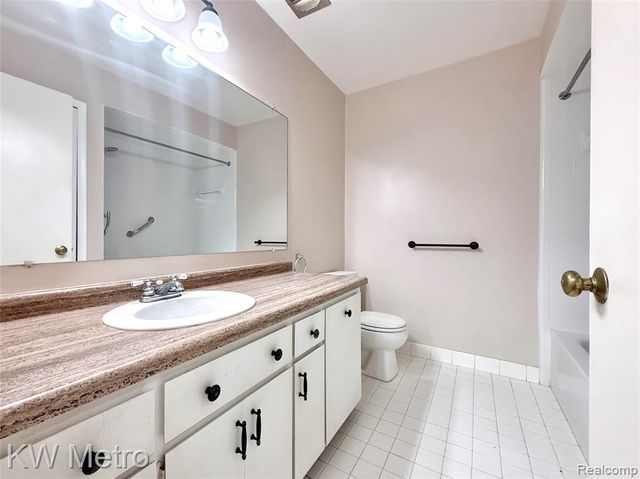 27654 E Echo Valley 132, Farmington, MI 48334