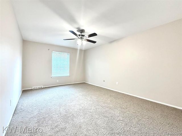 27654 E Echo Valley 132, Farmington, MI 48334