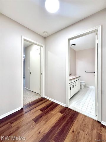 27654 E Echo Valley 132, Farmington, MI 48334