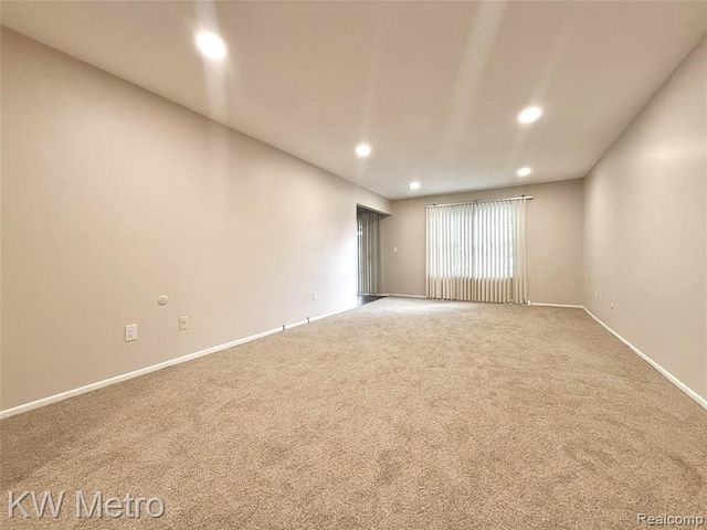 27654 E Echo Valley 132, Farmington, MI 48334