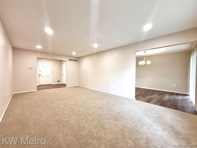 27654 E Echo Valley 132, Farmington, MI 48334