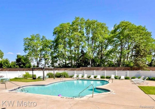 27654 E Echo Valley 132, Farmington, MI 48334