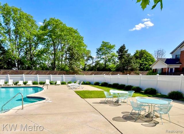 27654 E Echo Valley 132, Farmington, MI 48334