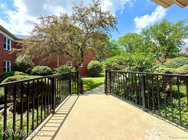 27654 E Echo Valley 132, Farmington, MI 48334