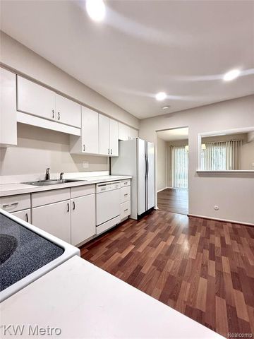 27654 E Echo Valley 132, Farmington, MI 48334