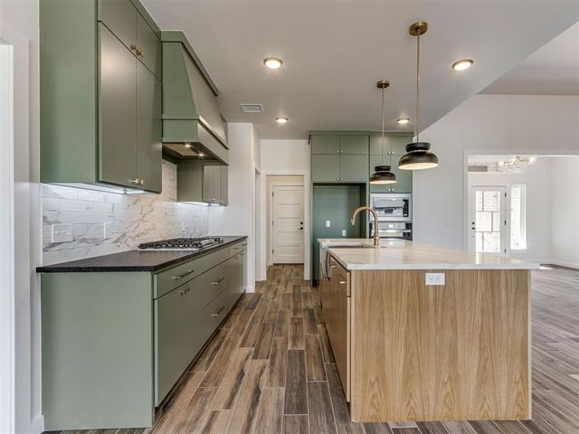 1913 SW 40th Street, Moore, OK 73160