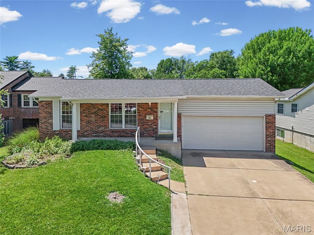 9823 Wil Bes Drive, St Louis, MO 63123