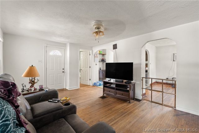 1715 McDonald, New Albany, IN 47150