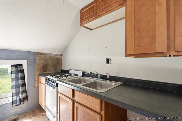 1715 McDonald, New Albany, IN 47150