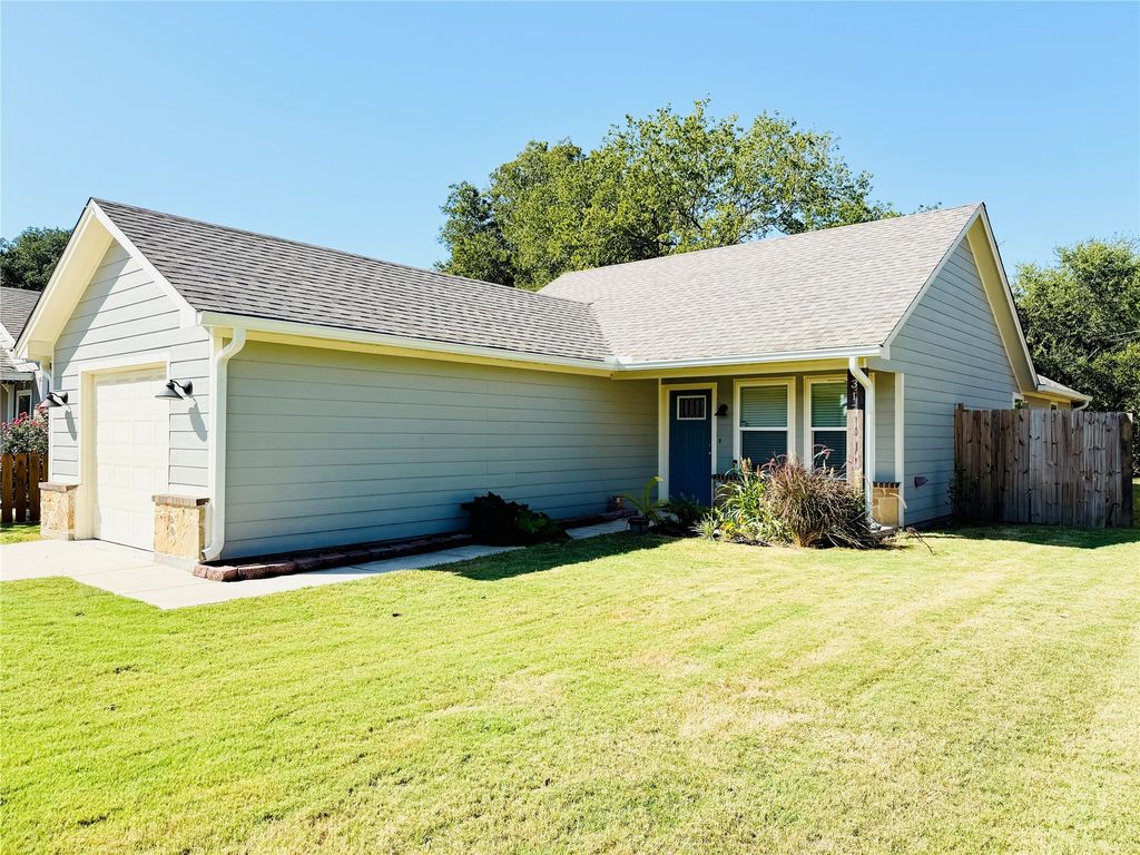 317 Chase Avenue, Cleburne, TX 76031