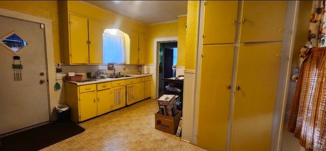 4 Regina Place, Buffalo, NY 14208