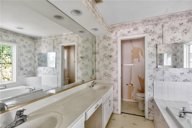 6403 Old Westham N DR, Suffolk, VA 23435