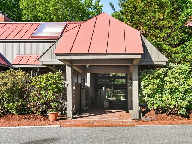 125 Redrock Dr Apt 302, Burlington, VT 05401