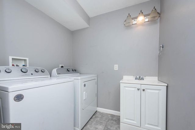 2110 E HOFFMAN ST, Baltimore, MD 21213