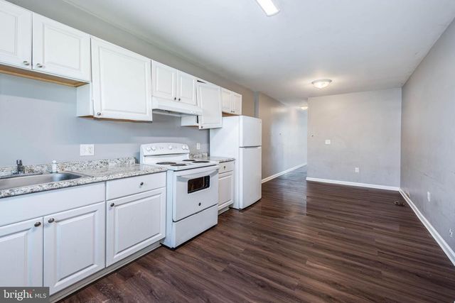 2110 E HOFFMAN ST, Baltimore, MD 21213