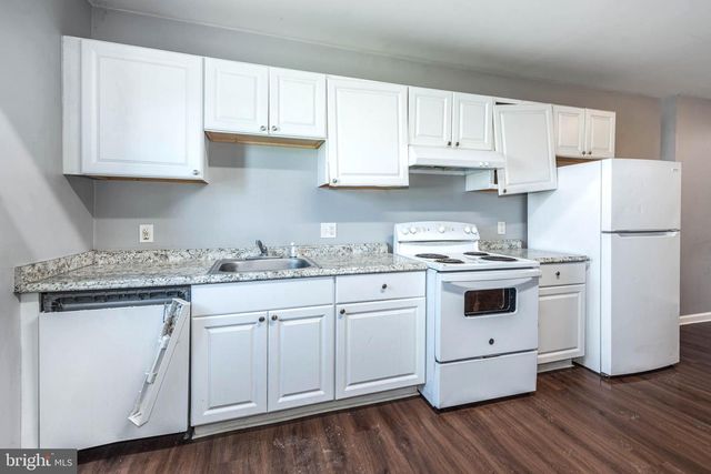 2110 E HOFFMAN ST, Baltimore, MD 21213