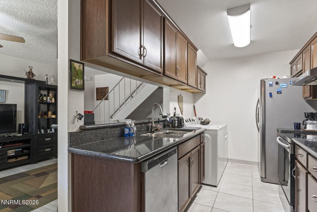 Image 4 of property listing at 661 Oakwood Drive APT 3, Sparks, NV 89431