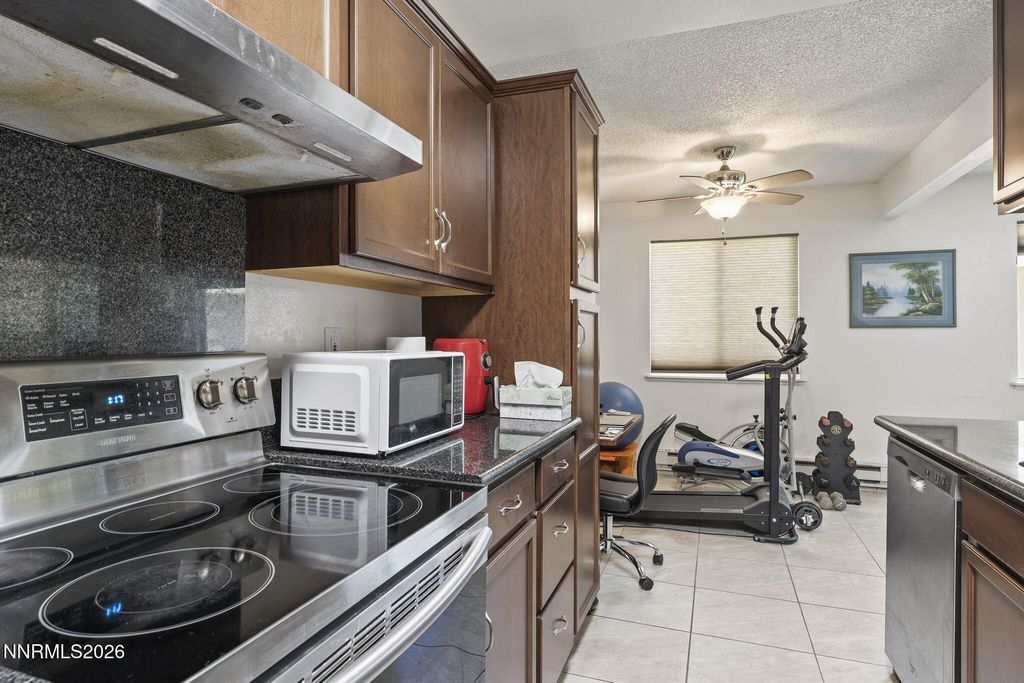 Image 5 of property listing at 661 Oakwood Drive APT 3, Sparks, NV 89431