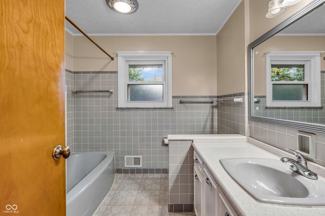 6625 E 9th Street, Indianapolis, IN 46219