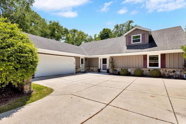 2311 W Kenboern DRIVE, Glendale, WI 53209