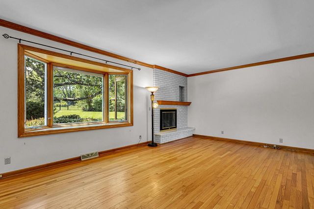 2311 W Kenboern DRIVE, Glendale, WI 53209