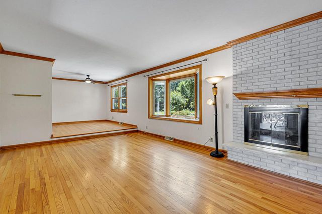 2311 W Kenboern DRIVE, Glendale, WI 53209