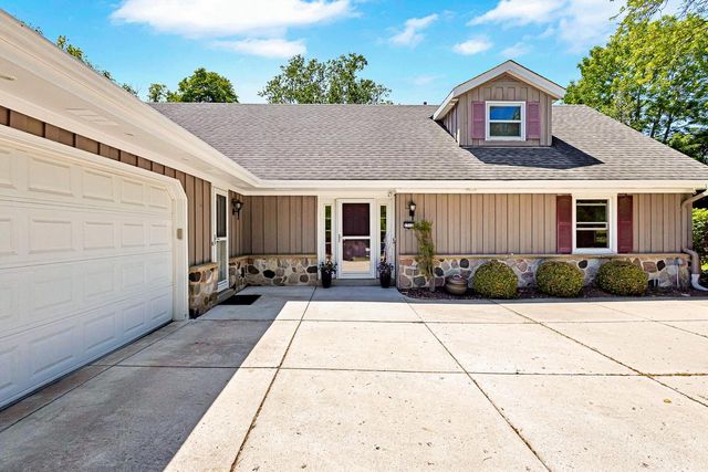 2311 W Kenboern DRIVE, Glendale, WI 53209