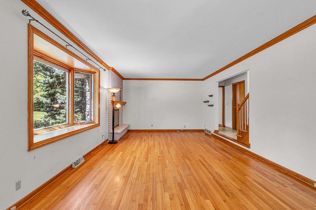 2311 W Kenboern DRIVE, Glendale, WI 53209