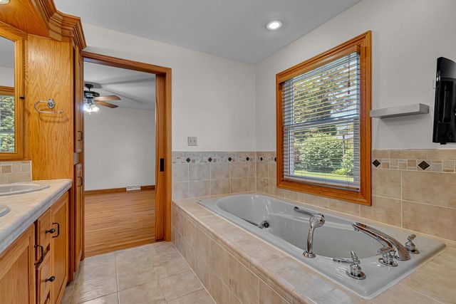 2311 W Kenboern DRIVE, Glendale, WI 53209