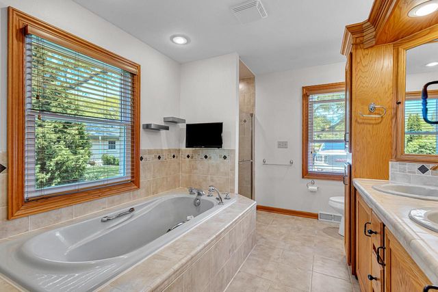 2311 W Kenboern DRIVE, Glendale, WI 53209