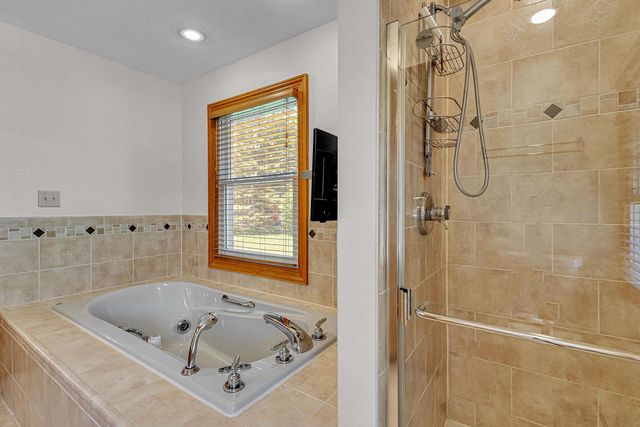 2311 W Kenboern DRIVE, Glendale, WI 53209