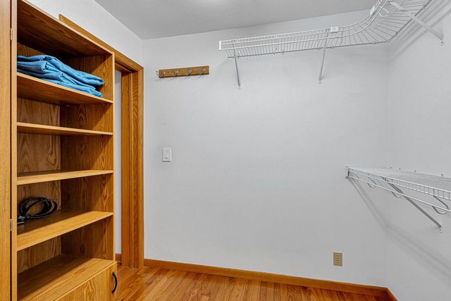 2311 W Kenboern DRIVE, Glendale, WI 53209