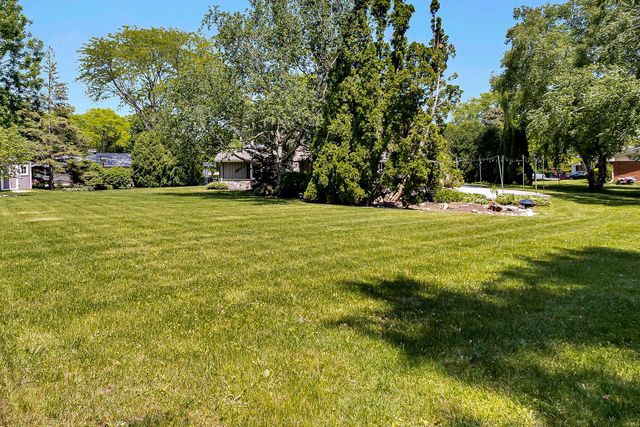 2311 W Kenboern DRIVE, Glendale, WI 53209