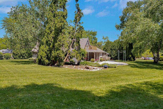2311 W Kenboern DRIVE, Glendale, WI 53209